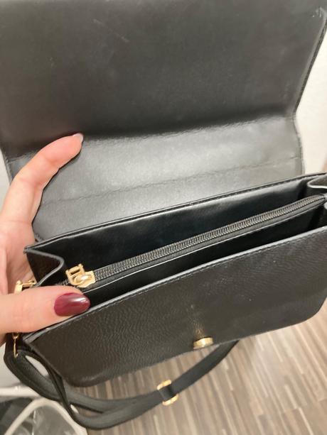 Pekná crossbody čierna kabelka, 