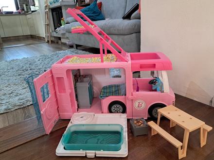 Barbie karavan,kon,kozmeticky stolik,