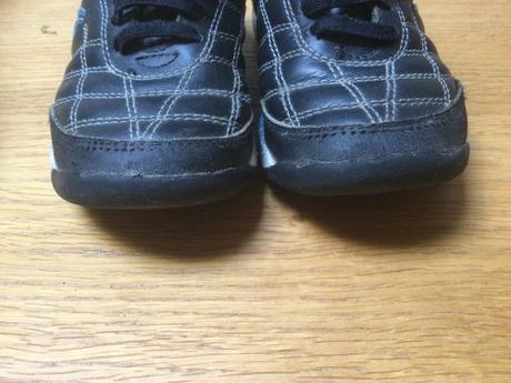 Nepreslapane tenisky na suchy zips, clarks,26