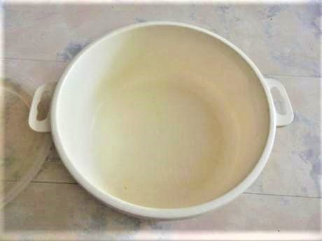 Plastová nádoba s príklopom,