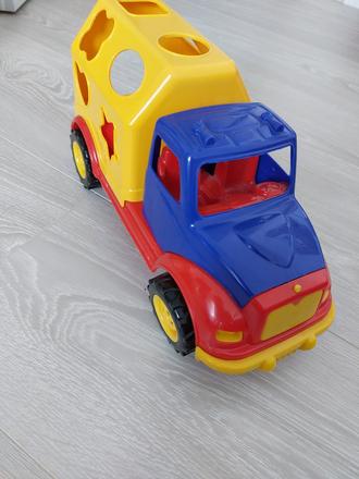 Auto s vkladacimi kockami,