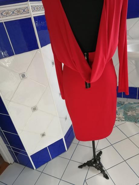 Luxusné zaujímavé saty, s