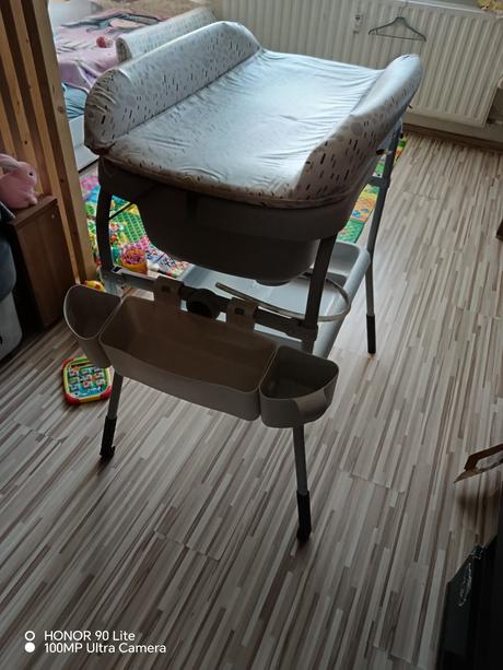 Prebalovaci pult s vaničkou, 