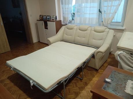 Roztahovacia sedačka s priestorom na spanie, 