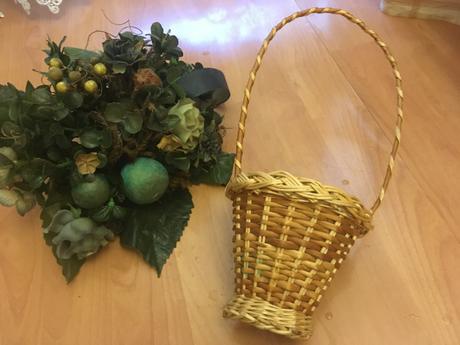 Ratanový košík s veľkou kyticou, 