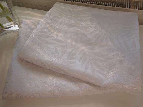 Závesy bielo perleťové vzorované, 