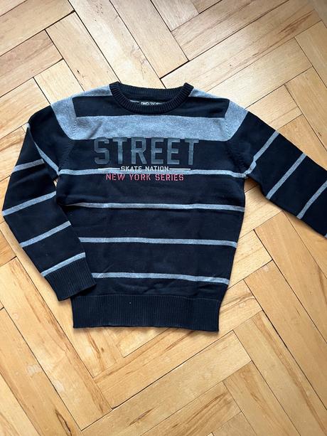 Modrý chlapčenský sveter, 122