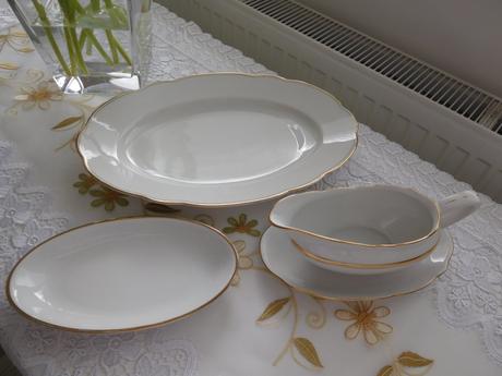 Čechoslovákia značený porcelán taniere+omáčkovník., 