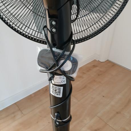 Čierny stojanový ventilátor klarstein,