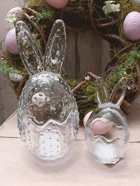Sklenená dóza s vekom so zajačími uškami,