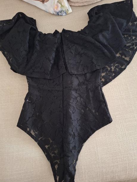 Cipkove body s velkym volanom, l