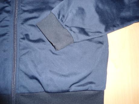 Tmavomodra mikina, 146