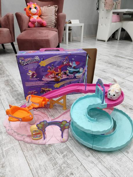 Furry frenzies interaktívne dráhy a škrečkovia, 