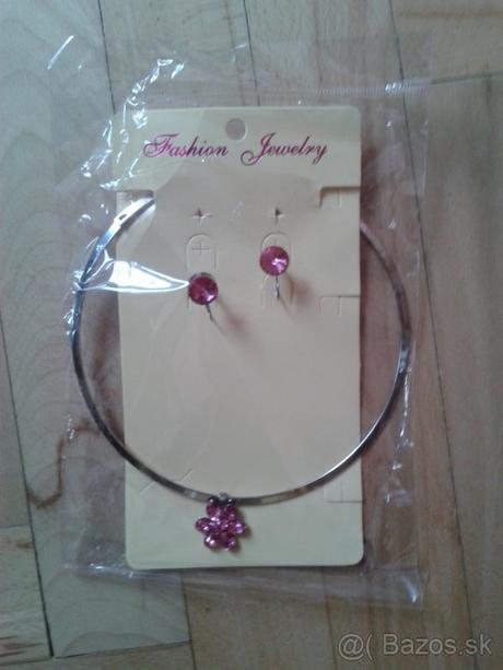 Náhrdelík s naušnicami, 