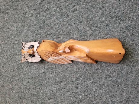 Soška sovy z dreva, 