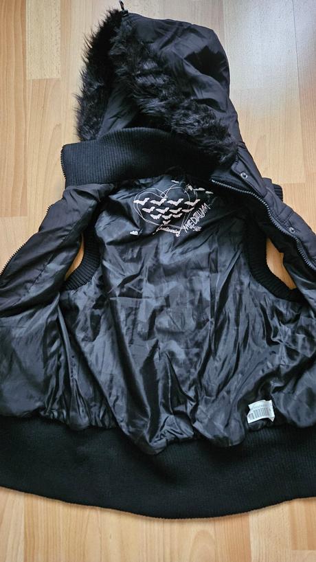 Damska vesta s kapucnou s kozusinou, cierna, s/m, stradivarius,s