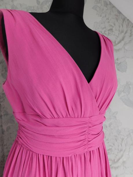 Luxusne velmi pekne šaty, 38