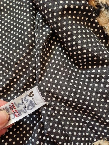 Teply kožúšok s nápisom trouble na chrbte, 110