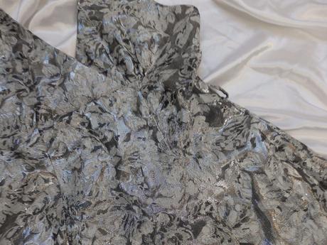 Velmi pekne slavnostne saty s viazanim oklo krku, bay,36