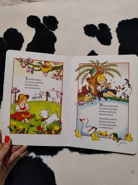 Riekanky mačka lezie dierou, 