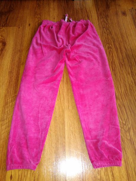 Ružové zamatové nohavice, 122