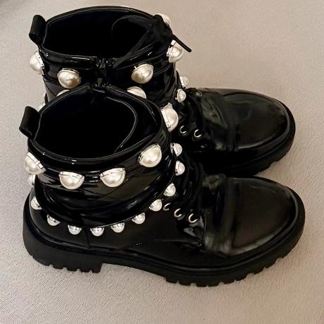 Lakované členkové čižmy s perlami, 36