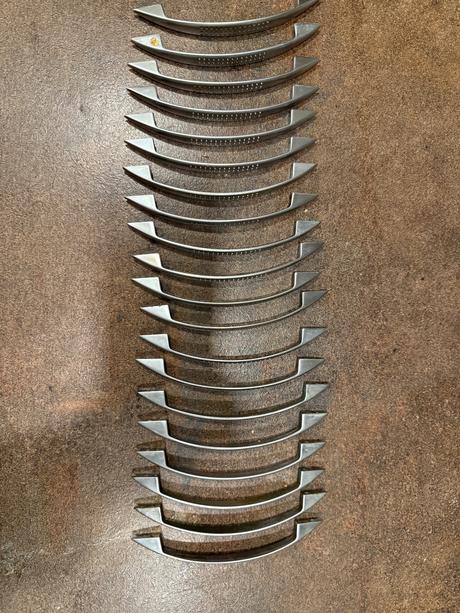 Kovové úchytky na nábytok 20 kusov,