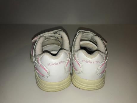 Tenisky s motýlikymi, 24