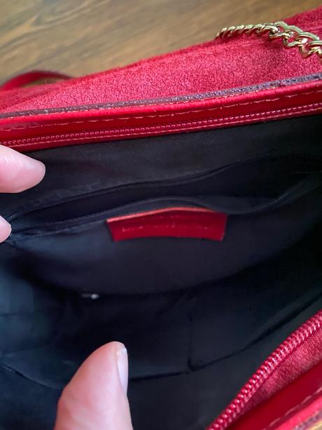 Červená kožená kabelka, 