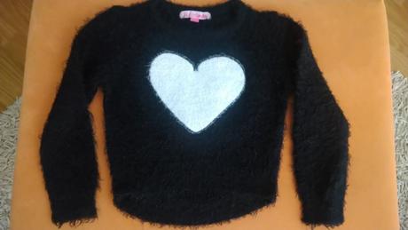 Čierny dievčenský pulóvrik s bielym srdiečkom, 116
