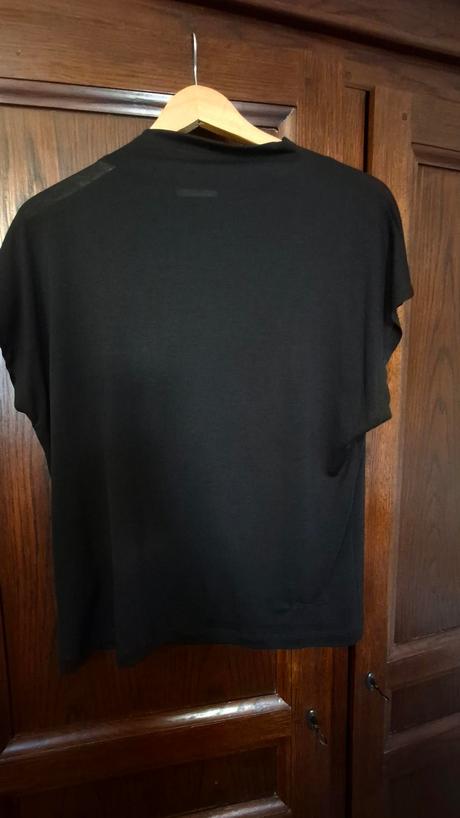 Čierny padavý top bruuns bazaar, s