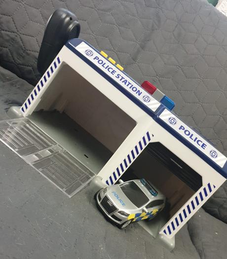 Policajná stanica s mikrofónom a polic. autom,