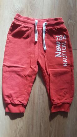 Červené tepláčky č.80, 80