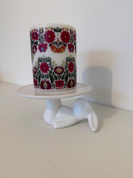 Veľkonočný zajac s podnosom, 