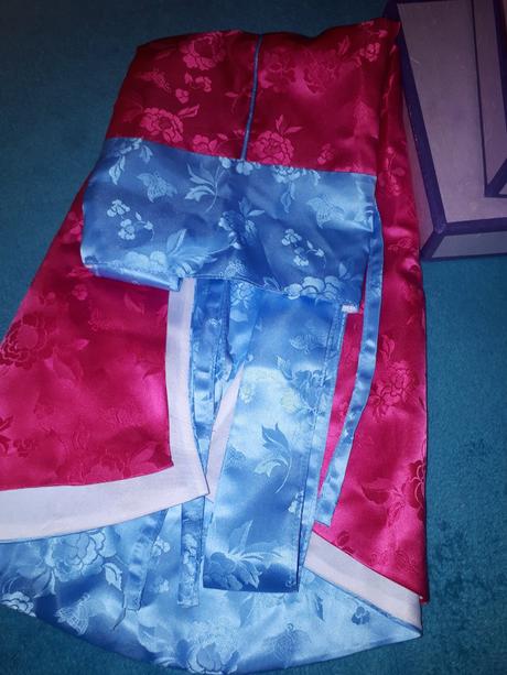 Saténová zástera v krásnej darčekovej krab, 