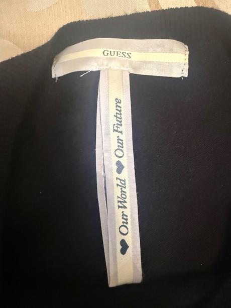 Sveter vrátane doporuč. poštovného, guess,s