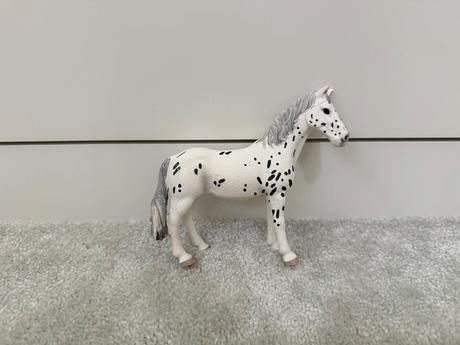 Schleich žrebec knabstrupper,