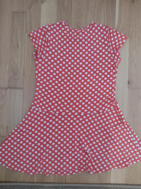 Červené bodkované šaty, 122