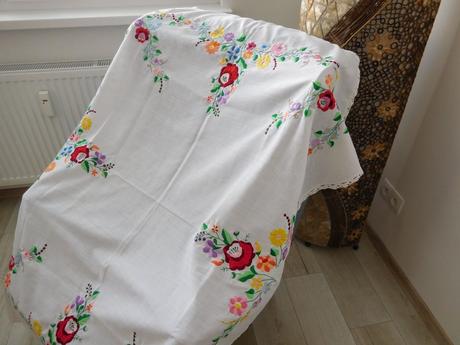 Obrus ručná výšivka top top stav, 143 x 123 cm,, 