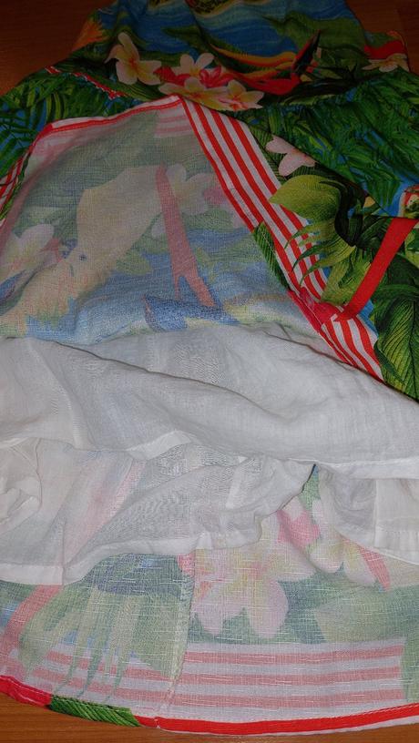 Šaty s papagájmi, 134