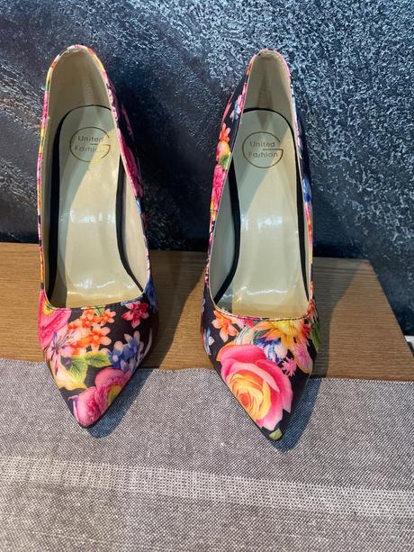 Kvietkované lodičky, 37