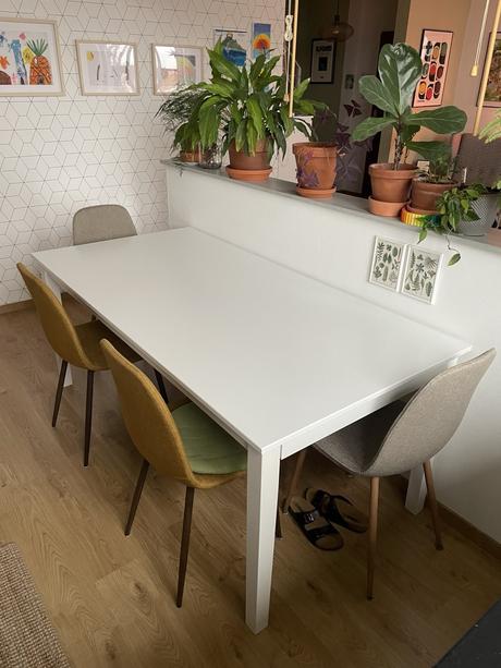 Velky hladky biely stol jysk, 