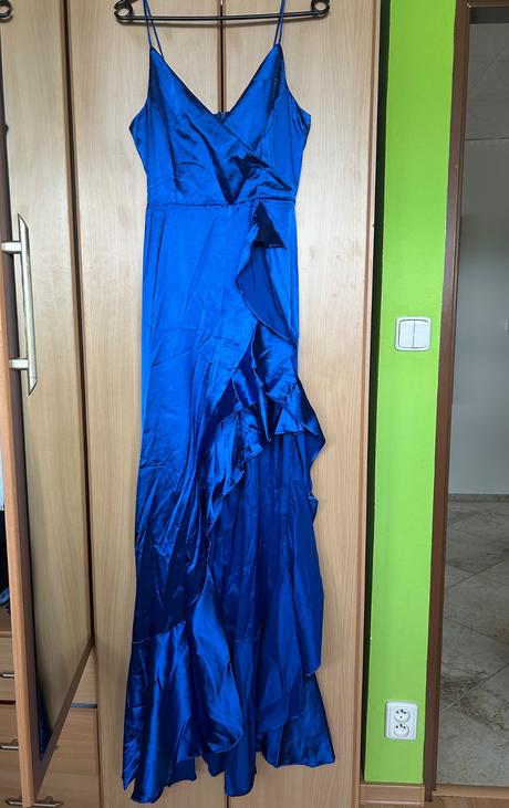 Saténové šaty, 38