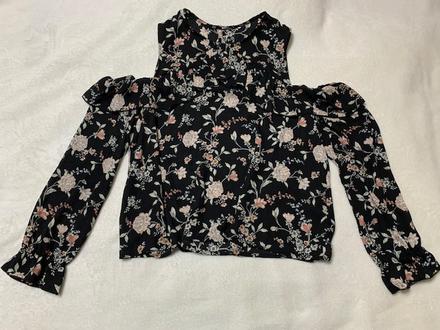 Letná tenká blúzka s odhalenými plecami a volánmi, m