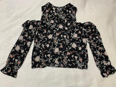 Letná tenká blúzka s odhalenými plecami a volánmi, m