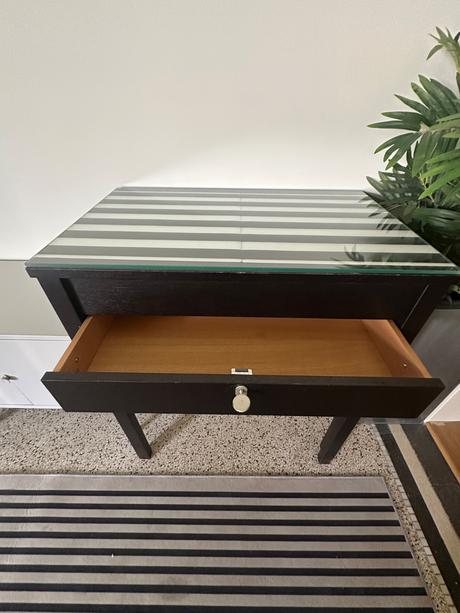 Rozťahovací stolík so šuflíkom, 