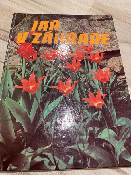 Krásna stará retro kniha jar v záhrade 1986, 
