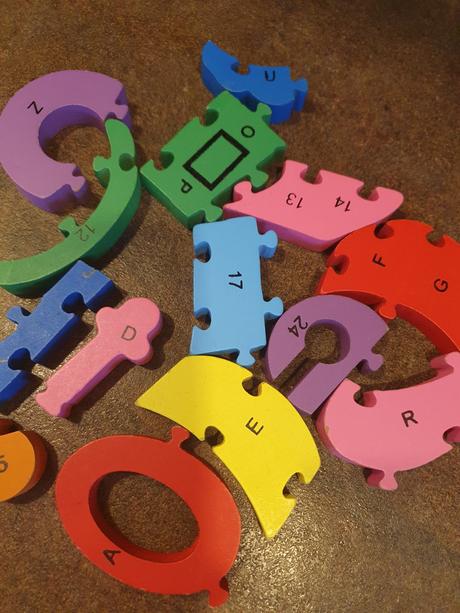 Drevené puzzle nekompletné 14 kusov,