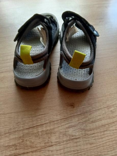 Pekné sandálky, quechua,30
