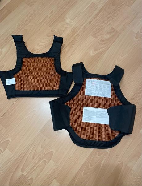 Detská jazdecká vesta zn. decathlon fouganza 8-9r, 